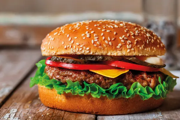 Photo burger sur table bois