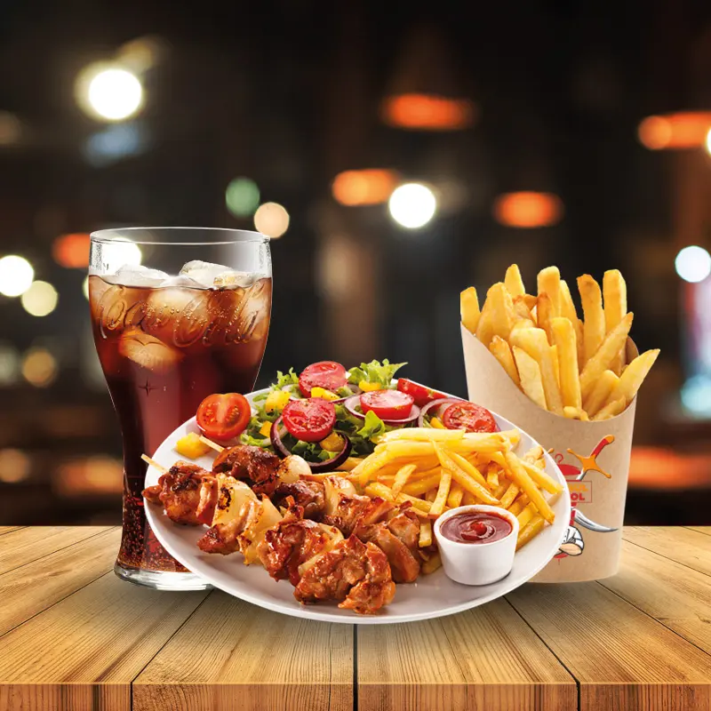 Photo menu assiette brochettes de dinde avec frites et boisson